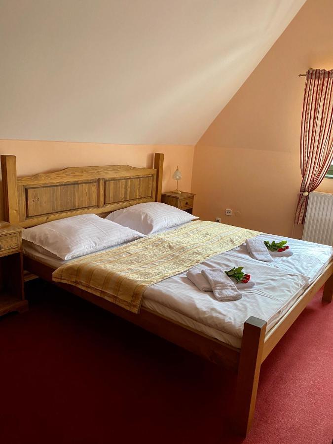 Hotel Opat Кутна-Гора Экстерьер фото